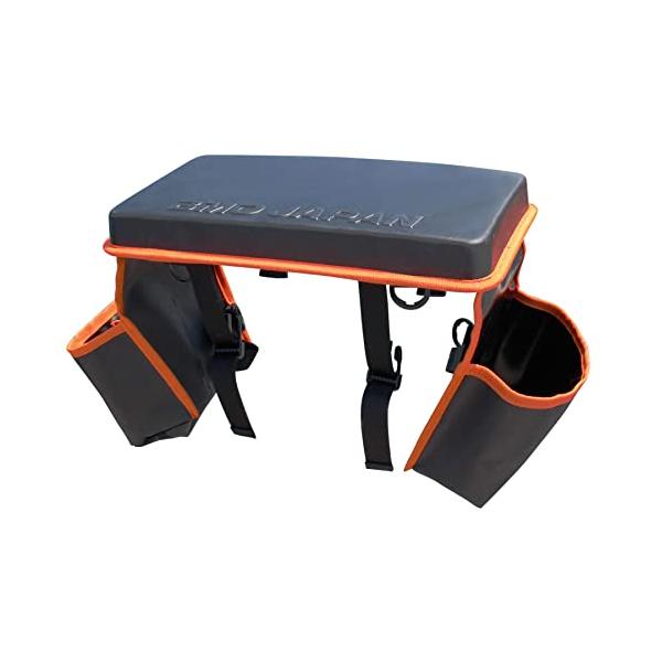 「商品情報」クッションの固定バンドは長さ調節可能なので、長さを調節して市販の脚立などにも取り付けることができます。「主な仕様」重量：600g板面サイズ(接地面積)：18×36cm取付可能板厚：5cmまで500mlペットボトルや小物が収納でき...