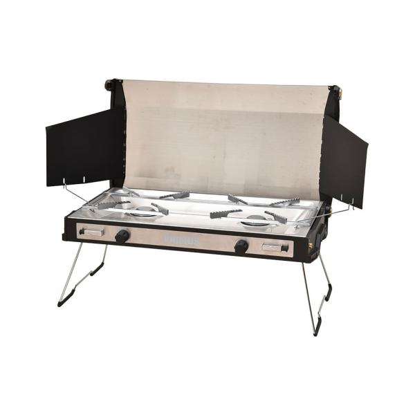 トゥピケは、折りたたみ式スタンドと風防を備えたコンパクト設計のツーバーナーです。ロック機能が付いたスタンドを立ててセッティングをすれば、仕込みを終えた素材をバーナーの下に置くこともできます。調理に使うクッキングウェアの大きさや風の強さに応じ...