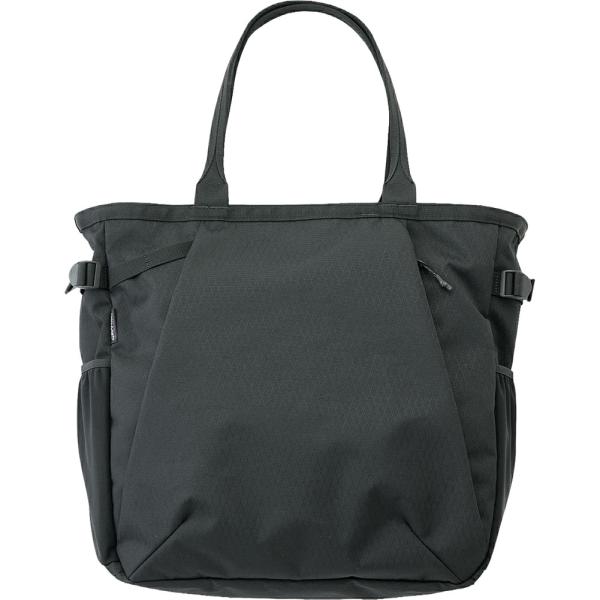 両サイドにメッシュポケット、フロントの大きなジッパールーム内には着脱式のキーホルダーを備えています。また、メインルームは大容量の約42L、内側にはジッパーポケットを備えています。廃材から100%リサイクルされたポリエステル糸によるCORDU...