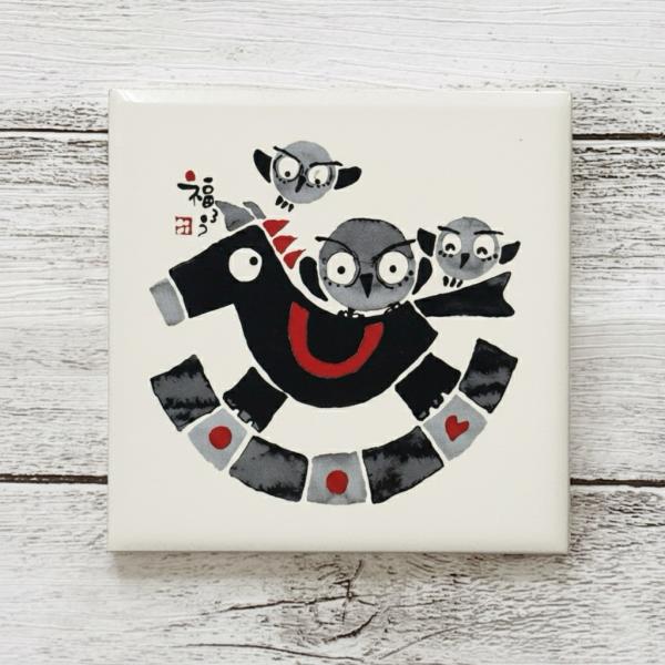 2026年の干支"午(うま)"を、墨独特の濃淡・にじみ・かすれなど、描く瞬間の感性で表現した作品をタイルにプリントしました！午は後を振り返らず前に進むことから「前進・成長・努力」の象徴とされております。馬は神の使いとして信仰され、現在では「...