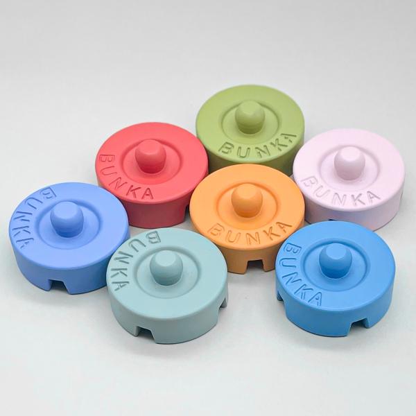 洋裁が楽しくなる可愛いカラーの裁断用のおもりです。文化型 カラー文鎮（検品済　Ａ品）　・マリーゴールドサイズ：直径60mm／高さ30mm重量：360ｇ材質：鉄用途：作図・裁断1〜3個は送料￥600　4個以上で送料無料です！