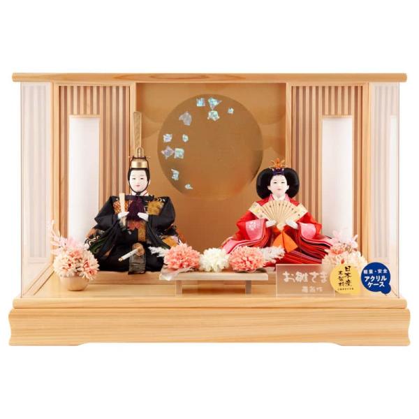 【2026年度新作雛人形】 木目の美しい桧のケースを用いて仕立てた、親王飾りのご紹介です。ケース枠は高級家具の産地として知られる広島県府中産の木製枠を使用しました。優しい微笑みを浮かべるお殿様とお姫様には、桜の刺繍を施した気品あふれる衣裳を...