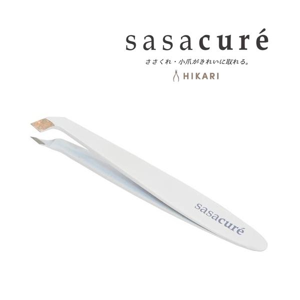 爪の甘皮や指先のささくれを摘まんで、カットします。鋭い切れ味できれいに仕上げます。世界最高峰のキューティクルニッパーブランドのヒカリとネイルを知り尽くした神ネイリスト「木下美穂里」さんから生まれたホームケアブランド「ササキュア」。プロ仕様の...