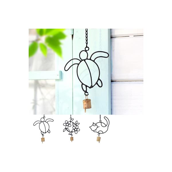素朴なベルの音色が心地良いアイアンベルです。窓際のインテリアにおすすめです。かわいいフラワーのモチーフに鉄ベルを飾りました。カウベルのようなカランカランと控え目な音がとてもかわいいです。音が鳴る物は風水的にも運気アップに効果的です。玄関やお...
