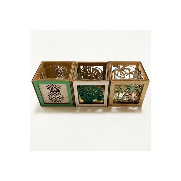 ハワイアンティストのオシャレなかわいいキャンドルホルダーいががでしょうか？火を灯していても安心感があります。ペン立てや小物入れにもしても重宝しそうです。■サイズ： 約8cm×8cm、高さ：約7.3cm■生産地：CHINA■素　材：ウッド、ガ...