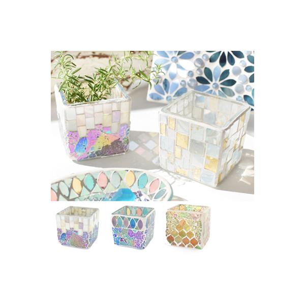 鮮やかで透明感のあるモザイク。光を受けて変化する表情も楽しみの1つモザイクガラス越しに映し出されるキャンドルの炎の灯かり神秘的でとっても美しいです！玄関やリビング、トイレなど様々な場所でキャンドルホルダーの他、ミニサイズの植物を植える鉢植え...