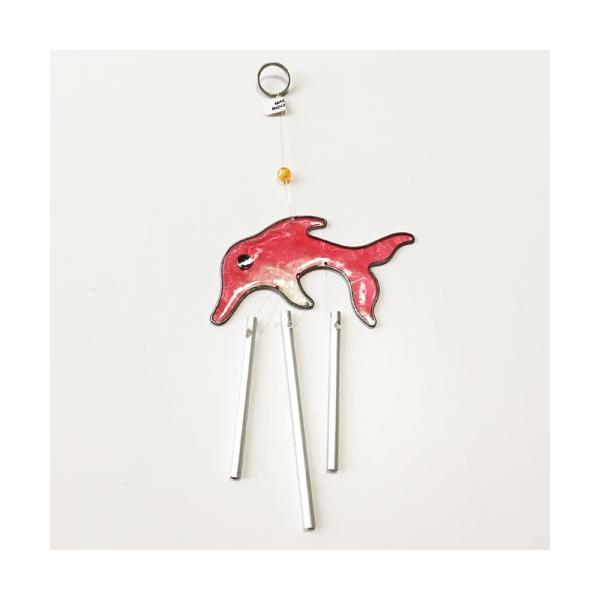 南国ムードたっぷりのドルフィン（いるか）のウィンドーチャイム（風鈴）です。光にあてるとステンドグラスのようなきれいな色をだすレジンアイテム。夏の日差しをうけてきれいにキラキラと輝きます。窓際に飾って光のグラデーションを楽しみましょう！サンキ...
