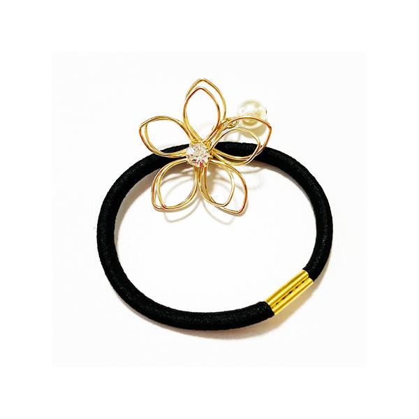 ヘアアクセサリーの定番のヘアーゴムワイヤーで作られたプルメリアモチーフがかわいいヘアーゴムです。手首やバッグにつけて、コーデのアクセントとしてみてはいかがでしょうか？■生産国：CHINA■素　材：ワイヤー ビーズ ヘアゴム(黒)■サイズ：約...