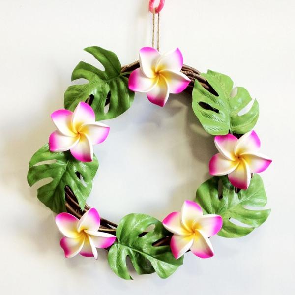 とってもかわいいホワイトのプルメリア（バリ島ではフランギパニ）とモンステラのリースです。スポンジ素材でできたプルメリアの造花がとてもかわいらしいです。玄関やリビングの壁に飾ると雰囲気がグッと明るくなります。■サイズ:25cm ■素 材：WO...