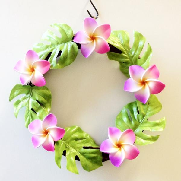 とってもかわいいプルメリア（バリ島ではフランギパニ）とモンステラのリースです。スポンジ素材でできたプルメリアの造花がとてもかわいらしいです。玄関やリビングの壁に飾ると雰囲気がグッと明るくなります。■サイズ:25cm ■素 材：WOOD、スポ...