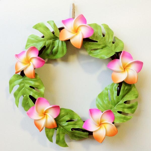 とってもかわいいプルメリア（バリ島ではフランギパニ）とモンステラのリースです。スポンジ素材でできたプルメリアの造花がとてもかわいらしいです。玄関やリビングの壁に飾ると雰囲気がグッと明るくなります。■サイズ:25cm ■素 材：WOOD、スポ...