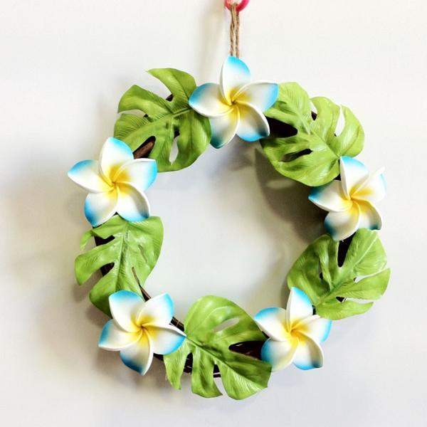 とってもかわいいホワイトのプルメリア（バリ島ではフランギパニ）とモンステラのリースです。スポンジ素材でできたプルメリアの造花がとてもかわいらしいです。玄関やリビングの壁に飾ると雰囲気がグッと明るくなります。■サイズ:25cm ■素 材：WO...