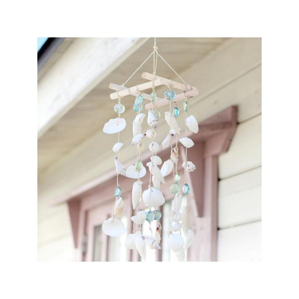 マリンテイストのシェルとガラスを組み合わせた、見た目もさわやかなオーナメント。窓辺に飾ればキラキラと輝きます。ハワイアンテイストな素材がいっぱい詰まったようなシェルとガラスビーズのチャイム♪ナチュラルな雰囲気のハワイアン雑貨で楽しいリゾート...