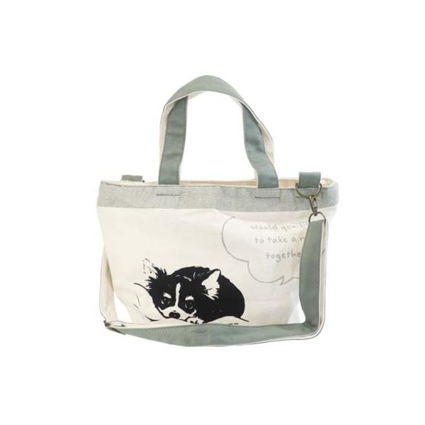 とってもかわいいブラックタンのチワワがプリントされたショルダーバッグ♪天ファスナーなのでセキュリティーばっちりOK背面ファスナーポケット付きで、内側にもポケットがあるなどハイクオリティな仕上がりです。B5サイズが入る大きめサイズ。帆布で出来...