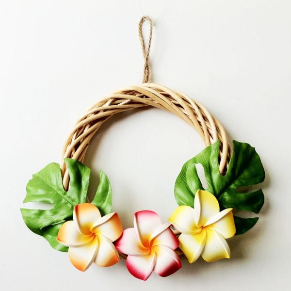 とってもかわいい白木のプルメリア（バリ島ではフランギパニ）とモンステラのリースです。スポンジ素材でできたプルメリアの造花がとてもかわいらしいです。玄関やリビングの壁に飾ると雰囲気がグッと明るくなります。リース■素材：柳、麻、スポンジ素材、ポ...