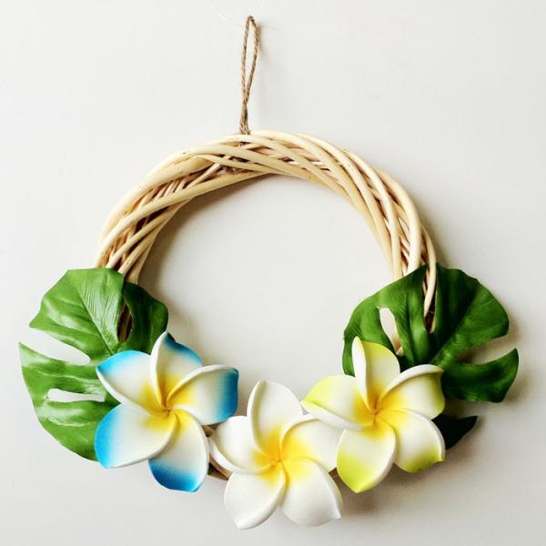 とってもかわいい白木のプルメリア（バリ島ではフランギパニ）とモンステラのリースです。スポンジ素材でできたプルメリアの造花がとてもかわいらしいです。玄関やリビングの壁に飾ると雰囲気がグッと明るくなります。リース■素材：柳、麻、スポンジ素材、ポ...