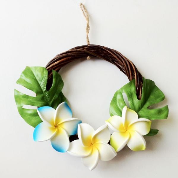 とってもかわいいプルメリア（バリ島ではフランギパニ）とモンステラのリースです。スポンジ素材でできたプルメリアの造花がとてもかわいらしいです。玄関やリビングの壁に飾ると雰囲気がグッと明るくなります。リース■素材：柳、麻、スポンジ素材、ポリエス...