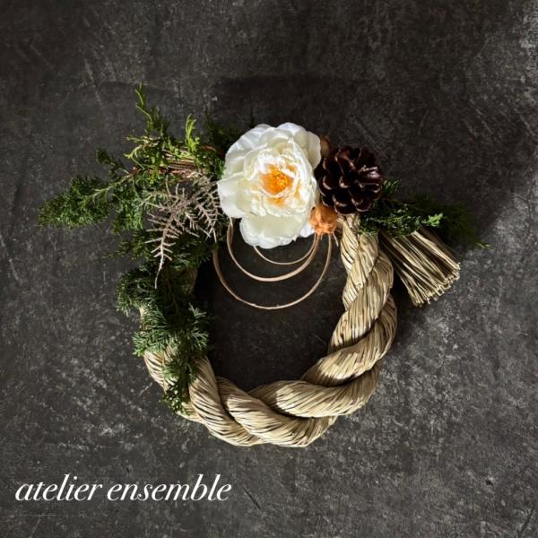 サイズ：約 横33cm　縦 25cm材料：松カサ、ヒバ・フーセンポピー（ドライ加工）メインフラワー（アートフラワー）他※こちらの商品は、自然な素材を使用して当店で一つ一つ手作りしております。写真と比べ、ものにより若干の花の大きさ・パーツの位...