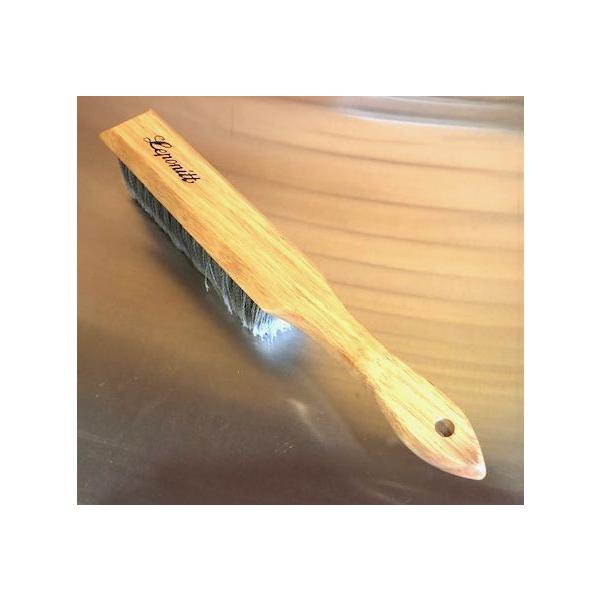 サイズは写真の2〜4枚目をご確認下さい。作業台などを掃除する用のブラシです。大きめで、非常に使いやすいです。