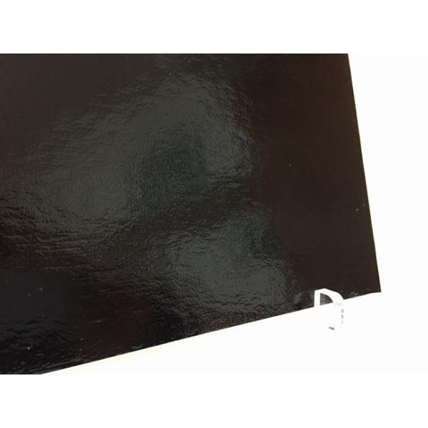 約25cm×約22cm。ブラック。3mm厚。焼成せずにそのままステンドグラス作品の制作にもお使い頂けます。ブルズアイフュージングはガラスや材料も豊富で、膨張係数の安定性においてもとても定評があり、色彩鮮やかな製品は世界的にも大変人気がありま...