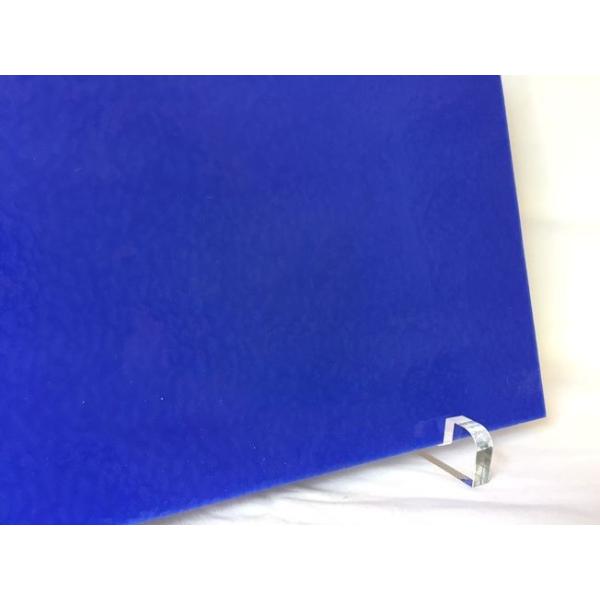 約25cm×約22cm。コバルトブルー。3mm厚。焼成せずにそのままステンドグラス作品の制作にもお使い頂けます。ブルズアイフュージングはガラスや材料も豊富で、膨張係数の安定性においてもとても定評があり、色彩鮮やかな製品は世界的にも大変人気が...