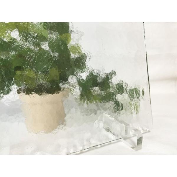 約25cm×約22cm。クリアー。3mm厚。焼成せずにそのままステンドグラス作品の制作にもお使い頂けます。ブルズアイフュージングはガラスや材料も豊富で、膨張係数の安定性においてもとても定評があり、色彩鮮やかな製品は世界的にも大変人気がありま...