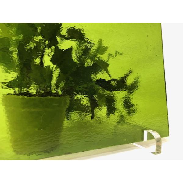 約25cm×約22cm。パイングリーン。3mm厚。焼成せずにそのままステンドグラス作品の制作にもお使い頂けます。ブルズアイフュージングはガラスや材料も豊富で、膨張係数の安定性においてもとても定評があり、色彩鮮やかな製品は世界的にも大変人気が...