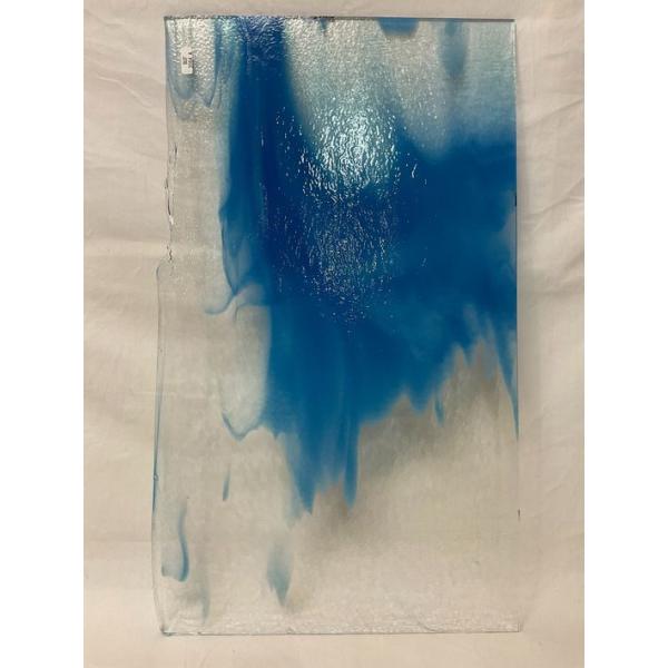 約44cm×約25cm。クリアー・エジプシアンブルーオパール。3mm厚。焼成せずにそのままステンドグラス作品の制作にもお使い頂けます。ブルズアイフュージングはガラスや材料も豊富で、膨張係数の安定性においてもとても定評があり、色彩鮮やかな製品...