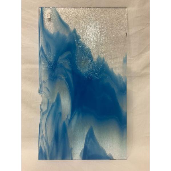 約44cm×約25cm。クリアー・エジプシアンブルーオパール。3mm厚。焼成せずにそのままステンドグラス作品の制作にもお使い頂けます。ブルズアイフュージングはガラスや材料も豊富で、膨張係数の安定性においてもとても定評があり、色彩鮮やかな製品...