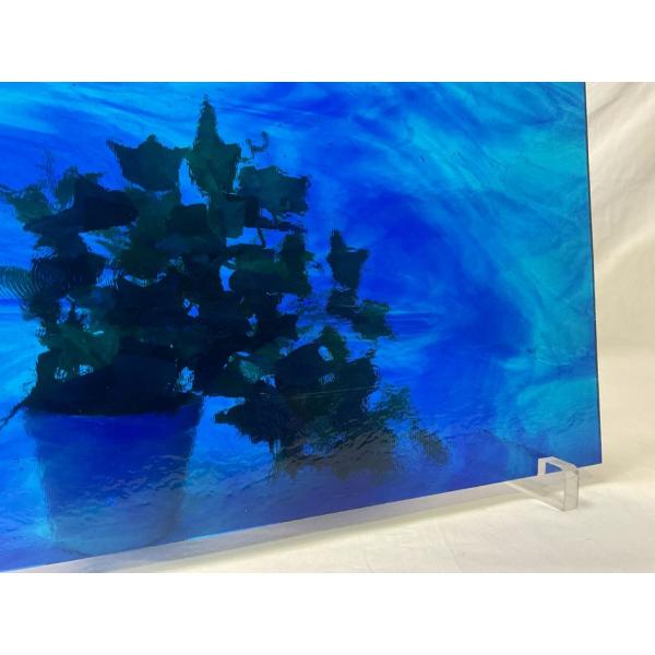 約25cm×約22cm。ターコイズブルー・ディープブルー。3mm厚。焼成せずにそのままステンドグラス作品の制作にもお使い頂けます。ブルズアイフュージングはガラスや材料も豊富で、膨張係数の安定性においてもとても定評があり、色彩鮮やかな製品は世...