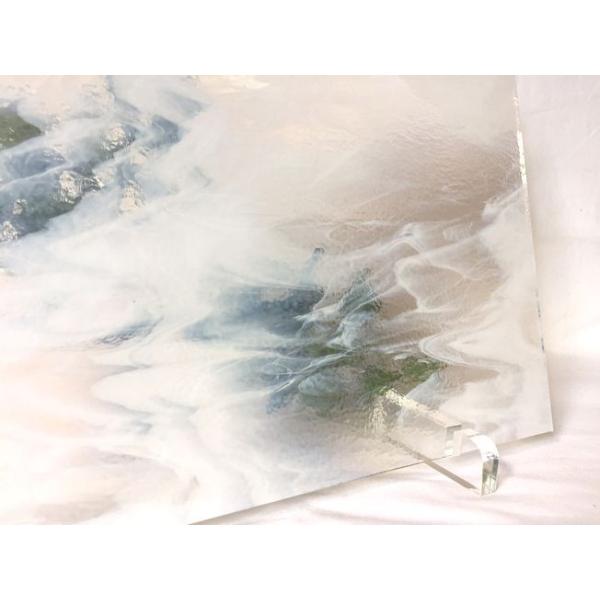 約25cm×約22cm。クリアー・ホワイト。3mm厚。ダブルロール。焼成せずにそのままステンドグラス作品の制作にもお使い頂けます。ブルズアイフュージングはガラスや材料も豊富で、膨張係数の安定性においてもとても定評があり、色彩鮮やかな製品は世...