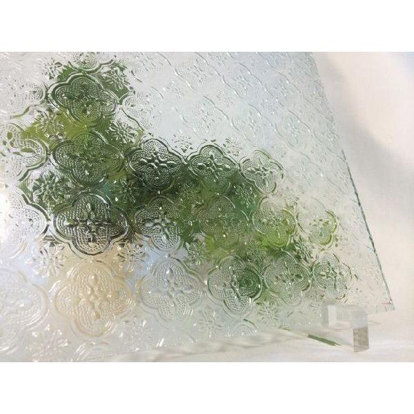 約30cm×約23cm。4mm厚。クリアー。フローラグラスは模様も人気が高く、様々な作品にお使い頂けます。基本サイズ入荷時期により異なる場合が御座います。タイトルのサイズが現在の在庫のサイズとなりますので、宜しくお願いします。ご希望のサイズ...