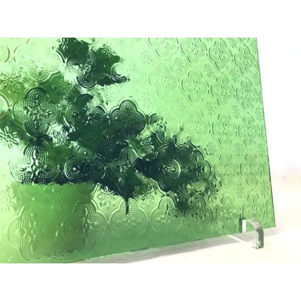 約33cm×約30cm。グリーン。※品質が一定ではなく、柄が少しのびたような形になっていたりいなかったりと、販売サイズに切り分けた際の箇所によって違いがでる場合が御座います。事前にご希望を承ることも可能ですが、在庫の状態によってはお受けでき...