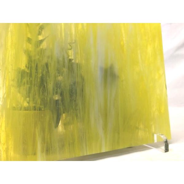 約35cm×約20cm。3mm厚。イエロー。ご希望のサイズへのカットはしておりません。これより大きなサイズをお求めの場合はお問い合わせ下さい。●●ガラスサイズに関して●●ガラスのサイズは、±1cm以内までは差額を返金することも頂くことも御座...