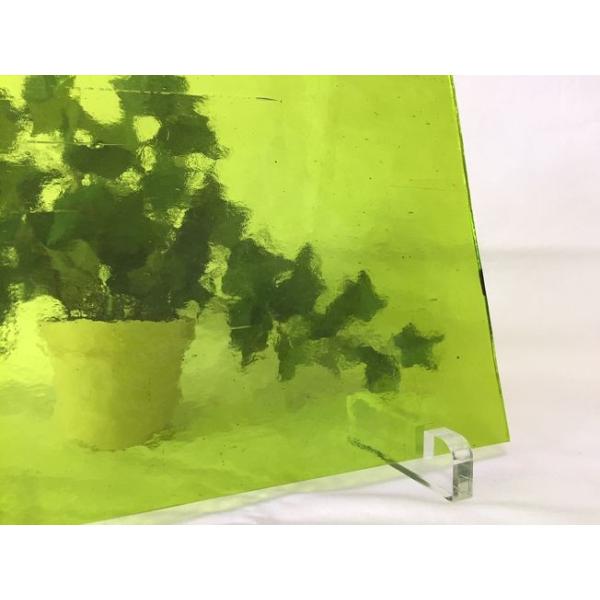 約12cm×約12cm。厚み3〜4mm。TPイエローグリーン。ヴェネチアンガラスといえばモレッティ。膨張係数104。フュージングガラスの定番です。基本サイズが約12cm×約12cmになります。±1cm程度の誤差がありますが、大きくても小さく...