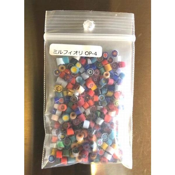 モレッティのミルフィオリです。膨張係数104。4mmサイズ。約33g入り。※必ず膨張係数が同じガラスどうしで焼成して下さい。色々な色がミックスされて入っています。入っている柄などの指定はできませんのでご了承下さい。商品写真が約33gとなります。