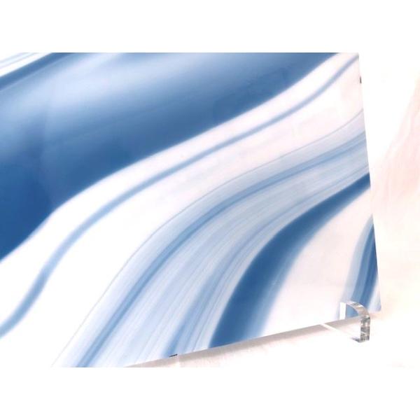 オパールアート。膨張係数96。色：ホワイトとマリンブルーの流れ。約30cm × 約20cm。フュージング用としてもお使い頂けます。膨張係数96。ガラスのサイズには若干の誤差がでます。基本的には既定のサイズ以上でカットされておりますが、万が一...