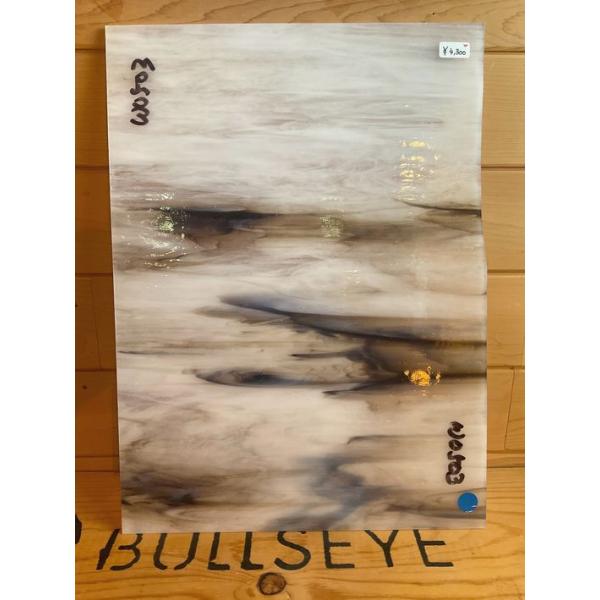 約40cm×約30cm。3mm厚。色味は写真をご確認下さい。●●ガラスサイズに関して●●ガラスのサイズは、±1cm以内までは差額を返金することも頂くことも御座いません。入荷やカットの状況により若干の誤差が出る場合が御座いますので予めご了承下...