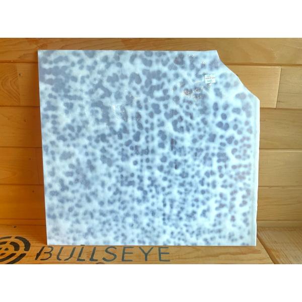 約40cm×約30cm。3mm厚。※サイズは欠け部分を考慮していない縦横のものになります。欠けた角の部分は、縦に約10cm、横に約10cmのあたりから斜めに欠けています。●●ガラスサイズに関して●●ガラスのサイズは、±1cm以内までは差額を...