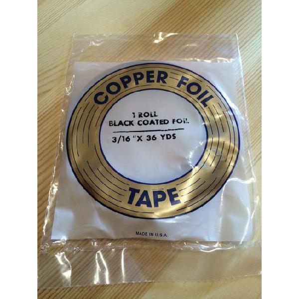 幅：約4.8mm 長さ：約33m。テープの裏側が黒いホイルです。はんだを黒く仕上げる際に使用することが多い、最もポピュラーなタイプのホイルになります。