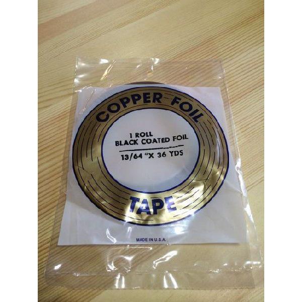 幅：約5.2mm 長さ：約33m。テープの裏側が黒いホイルです。はんだを黒く仕上げる際に使用することが多い、最もポピュラーなタイプのホイルになります。