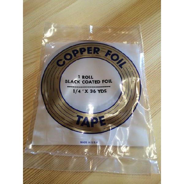 幅：約6.4mm 長さ：約33m。テープの裏側が黒いホイルです。はんだを黒く仕上げる際に使用することが多い、最もポピュラーなタイプのホイルになります。