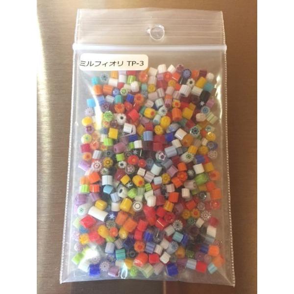 モレッティのミルフィオリです。膨張係数104。3mmサイズ。約33g入り。※必ず膨張係数が同じガラスどうしで焼成して下さい。色々な色がミックスされて入っています。入っている柄などの指定はできませんのでご了承下さい。商品写真が約33gとなります。