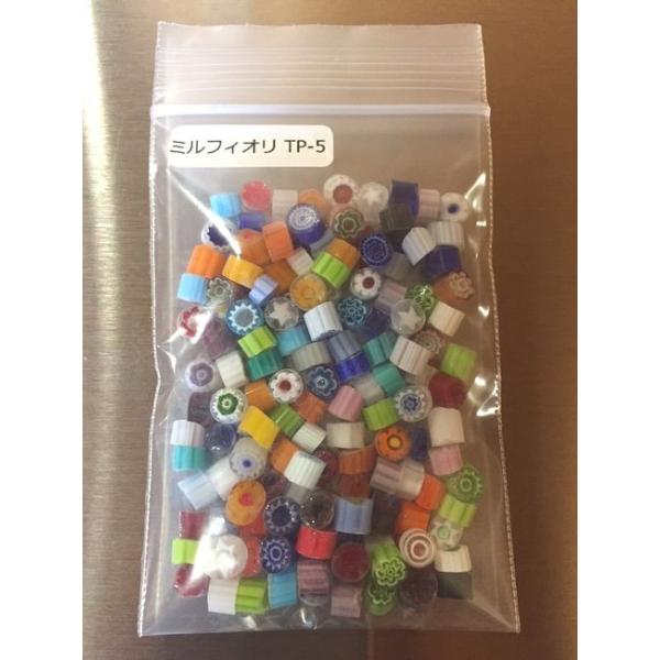 モレッティのミルフィオリです。膨張係数104。5mmサイズ。約33g入り。※必ず膨張係数が同じガラスどうしで焼成して下さい。色々な色がミックスされて入っています。入っている柄などの指定はできませんのでご了承下さい。商品写真が約33gとなります。