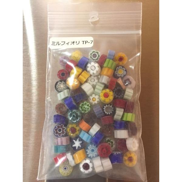モレッティのミルフィオリです。膨張係数104。7mmサイズ。約33g入り。※必ず膨張係数が同じガラスどうしで焼成して下さい。色々な色がミックスされて入っています。入っている柄などの指定はできませんのでご了承下さい。商品写真が約33gとなります。