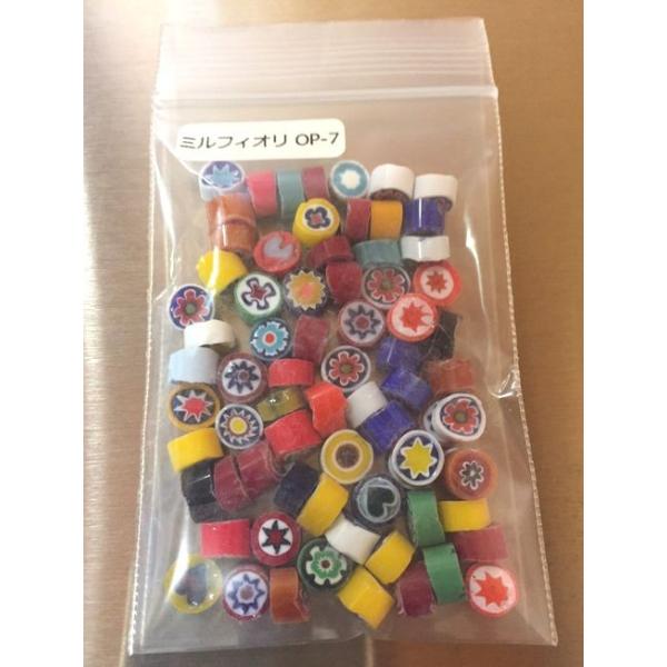 モレッティのミルフィオリです。膨張係数104。7mmサイズ。約33g入り。※必ず膨張係数が同じガラスどうしで焼成して下さい。色々な色がミックスされて入っています。入っている柄などの指定はできませんのでご了承下さい。商品写真が約33gとなります。
