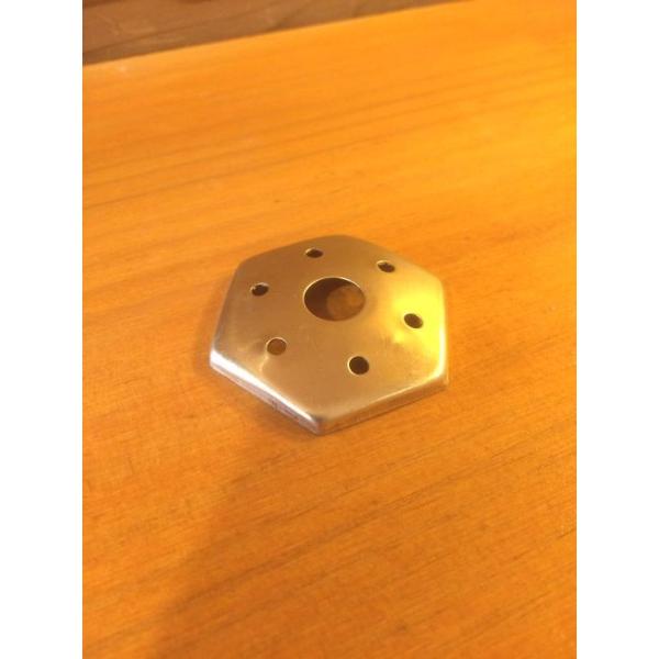 直径：約40mm。1辺の長さ：約23mm。しんちゅう製。