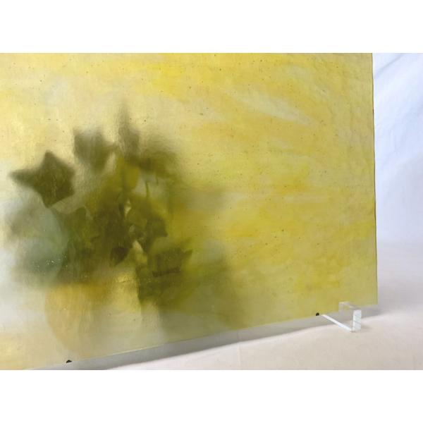 約30cm×約22cm。ホワイト・イエロー・ベージュ。リングモトルに定評があり、ティファニーランプに使うガラスとしても人気があります。■下記の点につきまして、予めご了承下さい。■1，角に欠けがある場合が御座います。2，混ざりのあるガラスの場...