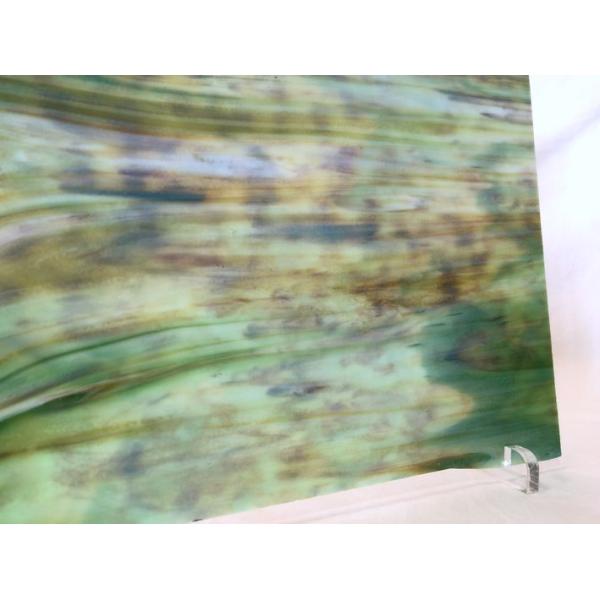 約30cm×約22cm。ホワイト・グリーン・イエロー。リングモトルに定評があり、ティファニーランプに使うガラスとしても人気があります。■下記の点につきまして、予めご了承下さい。■1，角に欠けがある場合が御座います。2，混ざりのあるガラスの場...