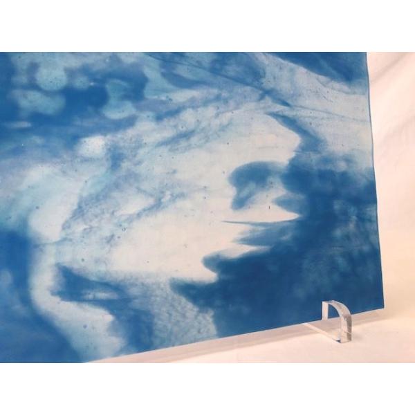 約30cm×約22cm。ホワイト・アクアブルーの濃淡リングモトルに定評があり、ティファニーランプに使うガラスとしても人気があります。■下記の点につきまして、予めご了承下さい。■1，角に欠けがある場合が御座います。2，混ざりのあるガラスの場合...